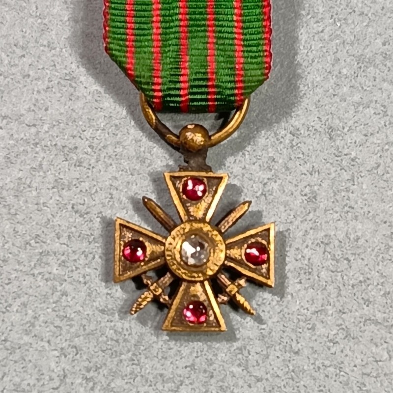 FRANCE REDUCTION DE LA MEDAILLE CROIX DE GUERRE DATE 1915 AVEC PETITS RUBIS OU PIERRES GUERRE 1914 1918